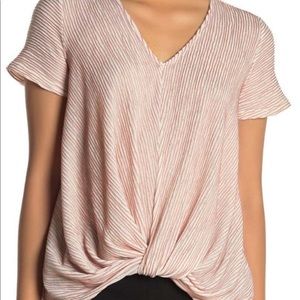 🩷 Gray LA Stylish V neck stylish top. A versatile piece for your wardrobe!